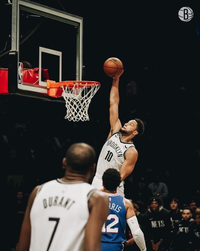 开云官方-有妙传也有尴尬出手 西蒙斯复出不紧张、很兴奋！