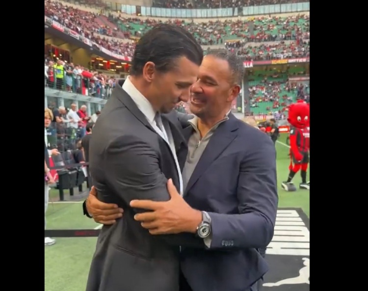 下载开云-传奇遇见传奇，米兰对尤文赛前伊布与古利特在场边交流并拥抱